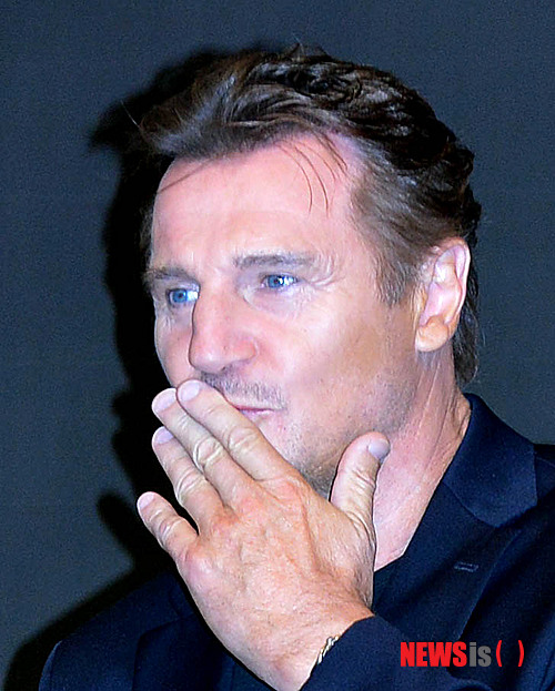 【서울=뉴시스】박문호 기자 = 배우 리암 니슨이 17일 오전 서울 용산구 한남동 그랜드하얏트 서울 그랜드볼룸에서 열린 액션 영화 '테이큰 2' 기자회견에서 포즈를 취하고 있다.&nbsp; go2@newsis.com