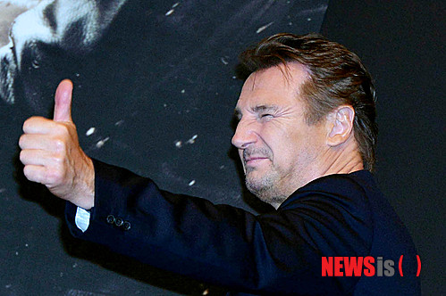 【서울=뉴시스】박문호 기자 = 배우 리암 니슨이 17일 오전 서울 용산구 한남동 그랜드하얏트 서울 그랜드볼룸에서 열린 액션 영화 '테이큰 2' 기자회견에서 기자들에게 인사하고 있다.&nbsp; go2@newsis.com
