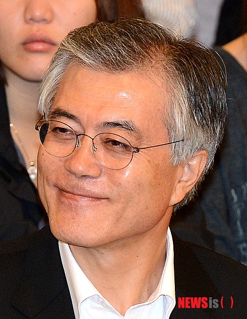 【서울=뉴시스】박종민 기자 = 문재인 민주통합당 대통령 후보가 17일 오전 서울 구로동 구로디지털단지를 방문해 가진 '일자리가 먼저입니다' 간담회에서 미소짓고 있다.&nbsp; jmc@newsis.com