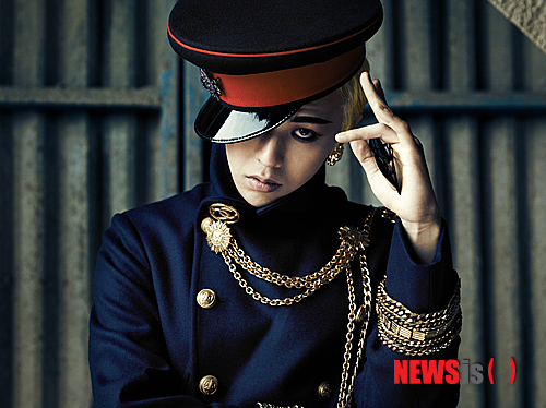 【서울=뉴시스】이재훈 기자 = 3년 만에 솔로 앨범을 내놓은 그룹 '빅뱅' 멤버 지드래곤(24)이 19일 KBS 2FM '유인나의 볼륨을 높여요'(89.1㎒)에 출연한다. 보이는 라디오 형태의 이날 방송에서 지드래곤은 새 미니앨범 '원 오브 어 카인드' 작업을 소개한다. 수록곡들을 라이브로 들려줄 예정이기도 하다. 소속사 YG엔터테인먼트는 "지드래곤뿐만 아니라 빅뱅 등 YG소속 가수들은 라디오를 포함한 방송활동을 많이 하는 편이 아니었다"면서 "그러나 지드래곤이 오랜만에 발표한 솔로앨범을 보다 많은 팬들과 즐기기 위해 라디오 출연을 결정지었다. DJ인 유인나가 같은 소속사인 것도 인연이 됐다"고 알렸다. '원 오브 어 카인드'는 이날 오프라인에 발표됐다. 지드래곤은 타이틀곡 '크레용'으로 활동한다. realpaper7@newsis.com