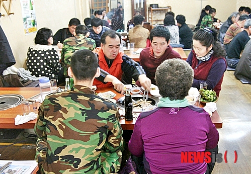 【증평=뉴시스】강신욱 기자 = 충북 향토부대인 육군 37사단이 증평에 이전한 지 올해로 57년을 맞았다. 올해 처음 시행한 영외면회에서 신병과 가족이 증평지역 한 음식점에서 식사를 하고 있다. (사진=뉴시스 DB) ksw64@newsis.com