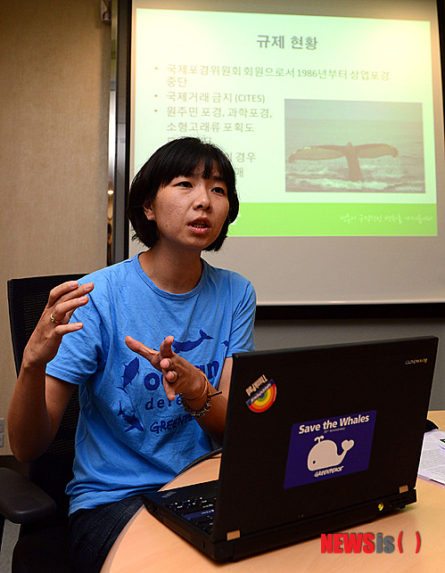 【서울=뉴시스】박동욱 기자 = 한정희 그린피스 서울사무소 해양캠페이너가 19일 오전 종로구 서머셋팰리스 서울에서 '사라지는 고래: 한국의 불편한 진실'이란 주제로 보고서를 발표하고 있다.&nbsp; 이날 그린피스는 정부가 한국 연근해에서 고래를 보호할 것과, 내년에 다시 과학포경 발표 여지를 남겨둔 것에 대한 완전 철회를 촉구했다.&nbsp; fufus@newsis.com 