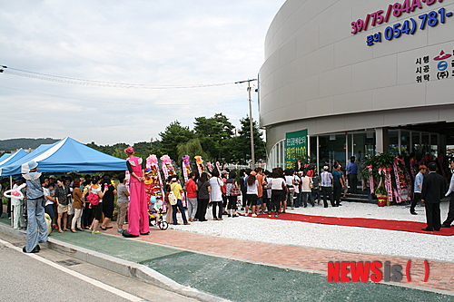 【울진=뉴시스】전현욱 기자 =울진 금광베네스타 견본주택 오픈일인 13일 방문객들이 인산인해를 이루고있다.&nbsp; photo@newsis.com