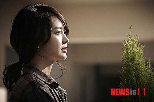 【서울=뉴시스】박영주 기자 = 배우 이요원(32)이 영화 '용의자X'에서 살인자가 된다.&nbsp; 19일 서울 압구정CGV에서 "그동안 해보지 못했던 역할이라 생각했던 것보다 어렵고 복잡했다. 정신적으로 힘든 장면들이 많아서 힘들었다"고 토로했다.&nbsp; 이요원은 기억하고 싶지 않은 과거의 아픔을 지우고 새로운 도시에서 새 출발하지만, 전 남편이 찾아와 뜻하지 않게 그를 죽이게 되는 '화선'이다. 우발적인 살인을 저지른 후 옆집 남자 '석고'(류승범)만을 믿으며 용의선상에서 점점 멀어지게 된다.&nbsp; "처음 시나리오가 너무 재미있었다. 시나리오를 받기 전에 이렇게 힘들 거라고 전혀 생각하지 못했다"면서 "힘들었다. 덩치도 있는 남자라 여자가 죽이기에는 힘의 한계가 있을 것 같았다. 힘껏 하지 않으면 현실성 없이 죽일 수 있을 것 같아서 정말 이 사람을 죽인다는 생각으로 목을 졸랐던 것 같다"고 털어놓았다.&nbsp; 이요원은 "영화 들어가기 전에는 '화선'의 입장이 공감됐다. 막상 촬영에 들어가니 힘들었다. 상상을 해도 한계가 있고 간접 경험을 하고 싶어도 누군가를 죽인 사람을 찾기 어려웠다. '석고'가 정말 나를 사랑하는 건지 스토커인지도 모르지 않느냐. 요즘 또 무서운 범죄들도 많고…. 나도 촬영하면서 굉장히 답답하고 공감하기가 힘들었다. 하지만 찍으면서 '석고'라는 남자가 불쌍해보였고 안쓰러워 보이고 그 사랑이 무엇인지 알 수 있었던 것 같다"고 이해했다.&nbsp; "'화선'이라는 여자는 어찌됐든 장르가 스릴러이기 때문에 이런 감정은 처음 해보는 것이고 공포영화에서 귀신을 보고 놀라는 느낌이 아닐 것이다. '범인이 누굴까'로 불안해하는 게 아니라 내가 걸리면 안 되는 것을 표현하는 게 힘들었다. 강도 조절도 힘들었다. 한 번도 안 찍은 신들을 찍는 게 부담스럽고 겁이 났다. 정적인 연기를 많이 했었는데 여기서는 지르는 연기를 해야 한다."&nbsp; 연출자 방은진(47) 감독은 "상대배우와의 조합도 생각하게 된다. 어떻게 생각하면 여배우들이 쉽게 '류승범의 영화'라고 생각할 수도 있는데 이요원이 작품을 보고 마음으로 받아들이고 하고 싶다고 말해서 만나게 됐다. 배우로서의 경력이 10년이 넘었지만 영화에서 다른 이미지들이 많지 않아서 좀 더 새로운 인물을 만나보고 싶다는 생각이 들었다"고 전했다.&nbsp; '용의자X'는 천재수학자가 자신이 남몰래 사랑하는 여자를 위해 그녀가 저지른 살인사건을 감추려고 완벽한 알리바이를 설계하는 미스터리물이다. 10월18일 개봉한다.&nbsp; gogogirl@newsis.com 