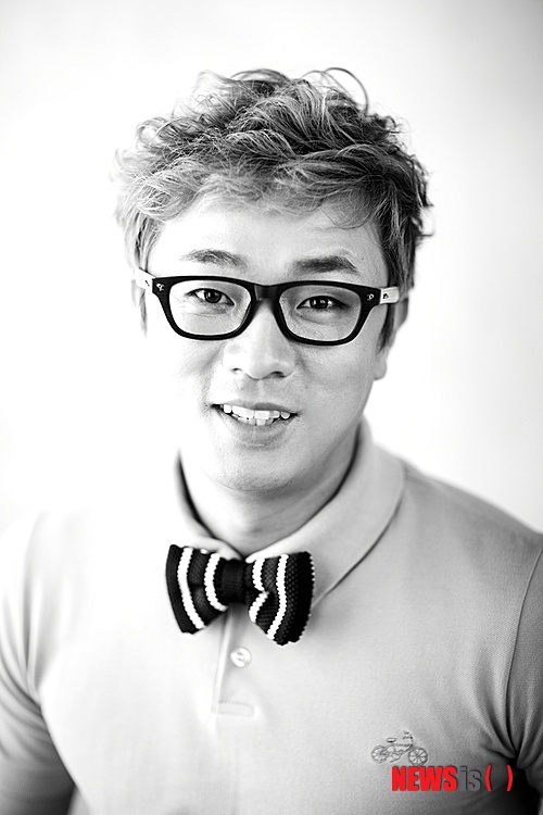 【서울=뉴시스】이재훈 기자 = "예전과 달리 우리의 생각과 의사를 자유롭게 표현할 수 있어 좋아요. 스스로 할 수 있다는 것의 차이가 가장 큰 것 같아요." (이성욱)&nbsp; "우리의 이야기와 취향을 더 강조할 수 있었기 때문에 감정이 더 잘 나온 것 같아요." (성대현)&nbsp; 8년만인 25일 새 디지털 싱글 '이츠(it's) R.ef'를 내놓는 1990년대 중반 톱그룹 '알이에프(R.ef)가 한결 편안해졌다.&nbsp; realpaper7@newsis.com 