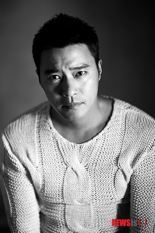 【서울=뉴시스】이재훈 기자 = "예전과 달리 우리의 생각과 의사를 자유롭게 표현할 수 있어 좋아요. 스스로 할 수 있다는 것의 차이가 가장 큰 것 같아요." (이성욱)&nbsp; "우리의 이야기와 취향을 더 강조할 수 있었기 때문에 감정이 더 잘 나온 것 같아요." (성대현)&nbsp; 8년만인 25일 새 디지털 싱글 '이츠(it's) R.ef'를 내놓는 1990년대 중반 톱그룹 '알이에프(R.ef)가 한결 편안해졌다.&nbsp; realpaper7@newsis.com 