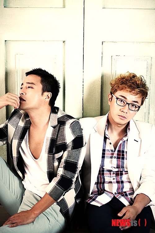 【서울=뉴시스】이재훈 기자 = "예전과 달리 우리의 생각과 의사를 자유롭게 표현할 수 있어 좋아요. 스스로 할 수 있다는 것의 차이가 가장 큰 것 같아요." (이성욱)&nbsp; "우리의 이야기와 취향을 더 강조할 수 있었기 때문에 감정이 더 잘 나온 것 같아요." (성대현)&nbsp; 8년만인 25일 새 디지털 싱글 '이츠(it's) R.ef'를 내놓는 1990년대 중반 톱그룹 '알이에프(R.ef)가 한결 편안해졌다.&nbsp; realpaper7@newsis.com 