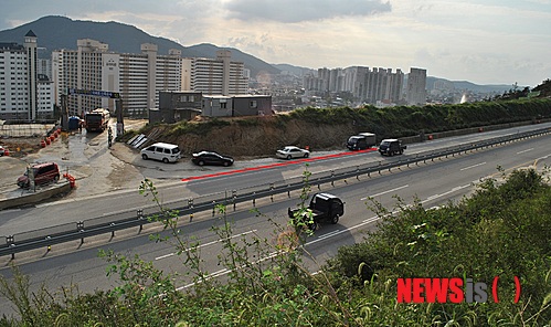 【정읍=뉴시스】김종효 기자 = 21일 전북 정읍시가 상동의 D아파트 건설업체에 공사장 진입로와 관련, 규정상의 '가·감속차선'을 제대로 설치하라고 수차례의 시정명령을 통해 촉구했지만 지켜지지 않고 있어 국도1호선 상의 심각한 교통안전 문제로 대두되고 있다. 사진은 지난 18일 공사장 진입로의 모습이다. 사진 우측 '감속차선'(붉은 선 표시)의 경우, 규정된 여러조건이 전혀 갖춰지지않은 것은 물론 공사장 관계자들의 차량들이 주차돼 있어 감속차선의 순기능이 전혀 없는 모습이다.&nbsp;&nbsp; seun6685@newsis.com&nbsp;&nbsp; 