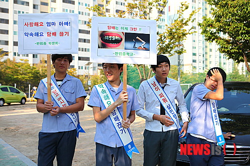 【창원=뉴시스】강경국 기자 = 경남 창원시 반림중학교(교장 정명기) 학생자치회 임원명과 교직원들이 19일 학교 정문에서 흡연 없는 학교 만들기를 위한 서명운동을 펼치고 있다. (사진=창원 반림중학교 제공)&nbsp;&nbsp; kgkang@newsis.com