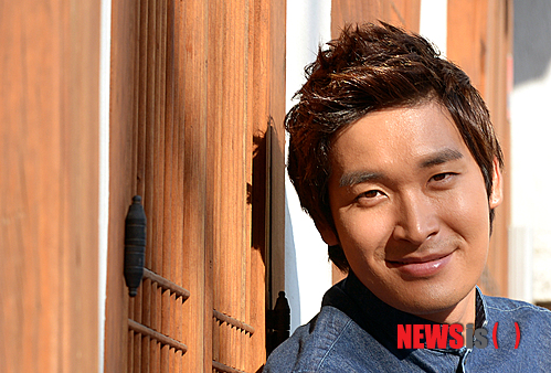 【서울=뉴시스】박주성 기자 = 영화 '간첩'에 출연한 배우 정겨운이 21일 오후 서울 삼청동 '스미스가 좋아하는 한옥'에서 뉴시스와 인터뷰 전 포즈를 취하고 있다. park7691@newsis.com