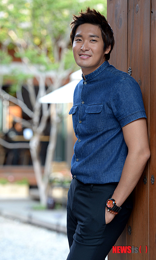 【서울=뉴시스】박주성 기자 = 영화 '간첩'에 출연한 배우 정겨운이 21일 오후 서울 삼청동 '스미스가 좋아하는 한옥'에서 뉴시스와 인터뷰 전 포즈를 취하고 있다. park7691@newsis.com