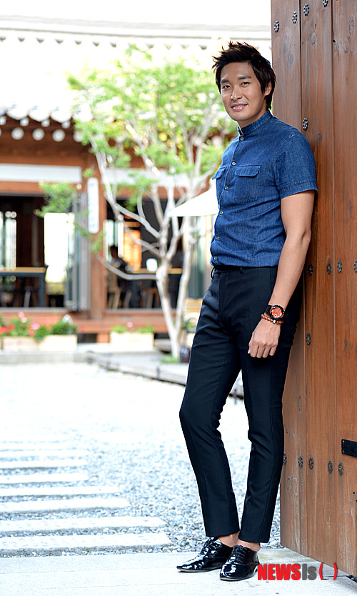 【서울=뉴시스】박주성 기자 = 영화 '간첩'에 출연한 배우 정겨운이 21일 오후 서울 삼청동 '스미스가 좋아하는 한옥'에서 뉴시스와 인터뷰 전 포즈를 취하고 있다. park7691@newsis.com
