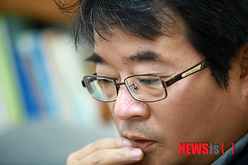 【서울=뉴시스】이재훈 기자 = 제4회 임화문학예술상 수상자로 시인 안도현(51)씨가 21일 선정됐다. 수장작은 '북항'이다.&nbsp; 심사위원단(신경림·염무웅·신승엽·손택수)은 "리얼리즘 시가 빠지기 쉬운 평면성을 훌쩍 뛰어넘어 다의적 공간으로 언어를 밀어붙이면서도 미적 폐쇄성의 함정에 빠지지 않았다"고 평했다.&nbsp; 상금은 1000만원이다. 시상식은 10월12일 숙명여대 100주년기념관에서 열린다. 이날 임화문학심포지엄도 마련된다.&nbsp; 임화문학예술상은 일제강점기 평론가 겸 작가로 활약한 임화(1908~1953)의 탄생 100주년을 맞은 2008년 소명출판이 '임화문학예술전집' 출간 후 제정했다.&nbsp; realpaper7@newsis.com 