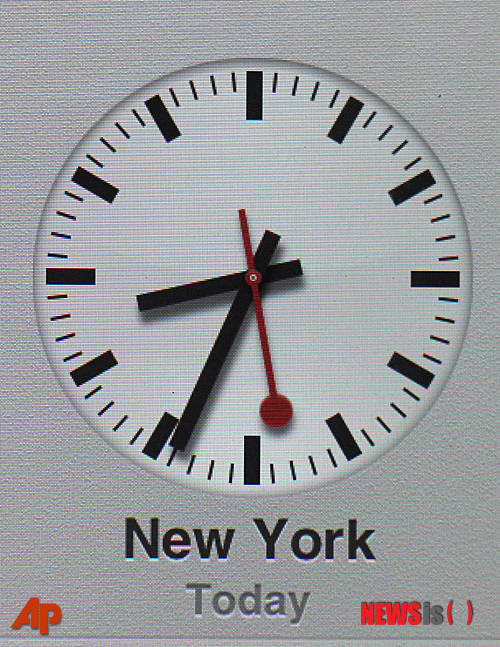 【AP/뉴시스】새 iOS 운영체계를 탑재한 애플의 아이패드가 보여주는 시계 심볼. 스위스 철도청은 자기들의 역 시계 디자인을 훔쳐 갔다고 말하고 있다.&nbsp; 