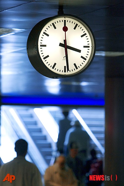 【취리히=AP/뉴시스】취리히 역에 걸린 스위스 철도청 시계. 스위스 철도청은 애플이 iOS 6 운영체제에 이 시계 디자인을 도용했다고 주장, 12일 애플과 라이선스에 합의했다고 밝혔다.