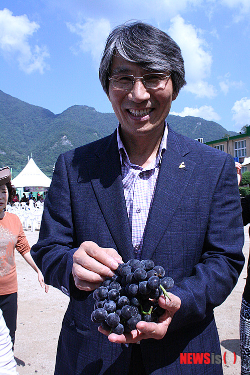 【영월=뉴시스】홍춘봉 기자 = 22일 강원 영월군 ‘김삿갓 포도축제’가 김삿갓면 옥동중학교 운동장에서 박선규 군수, 박연호 군의장, 주민 관광객 등 500 여명이 참석한 가운데 열렸다. 박선규 군수가 김삿갓 포도를 자랑하고 있다. casinohong@newsis.com