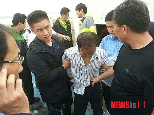 【밀양=뉴시스】강승우 기자 = 대구 동부경찰서 유치장에서 탈주한 최갑복(50)이 22일 오후 4시55분께 경남 밀양시 하남읍 수산리의 한 5층 아파트 옥상에서 검거됐다. 경찰이 수산리 일대로 포위망을 좁혀오자 가정집에 숨어있던 최씨가 담을 넘고 달아나는 장면을 목격한 주민이 경찰에 신고하면서 6일간의 도주가 막을 내렸다. ksw@newsis.com