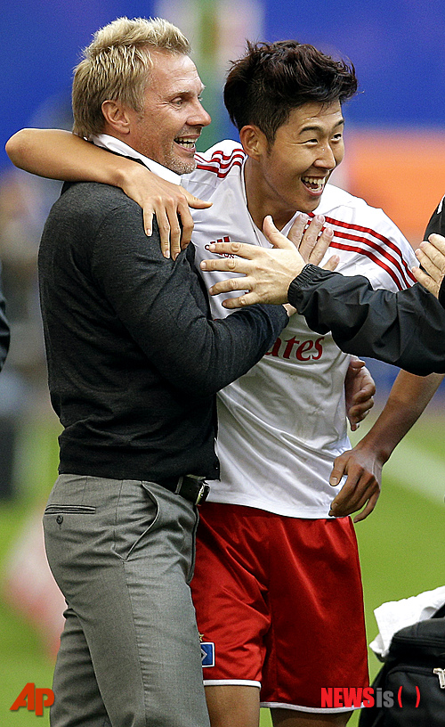 【함부르크=AP/뉴시스】손흥민(20·함부르크)이 22일 오후 10시30분(한국시간) 함부르크의 임테흐 아레나에서 열린 도르트문트와의 2012~2013시즌 분데스리가 4라운드 홈 경기서 멀티골을 작성하며 팀의 3-2 승리를 이끌었다. 손흥민이 2번째 골을 넣은 뒤 토어스텐 핑크 감독을 끌어안으며 기쁨을 표출하고 있다.