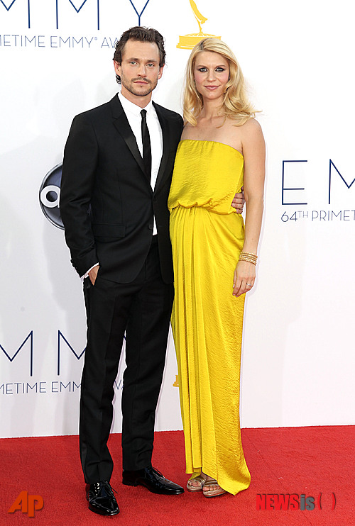 【서울=뉴시스】박영주 기자 = 할리우드 스타 클레어 데인스(33)가 17일 모델 겸 배우 휴 댄시(37)와 결혼 3년 만에 첫 아들을 얻었다.&nbsp; 이름은 '사이러스 마이클 크리스토퍼 댄시'라고 지었다.&nbsp; 클레어 데인스는 쇼타임 채널의 스릴러 드라마 '홈랜드'로 지난 9월 에미상 TV시리즈 부문 여우주연상을 받았다. 이 드라마에 CIA 정보원 역으로 출연 중이다.&nbsp; 내년 1월 할리우드에서 열리는 골든글로브 시상식 TV드라마 부문 여우주연상에도 노미네이트 됐다.&nbsp; 한편, 데인스는 1996년 영화 '로미오와 줄리엣'에서 '줄리엣'으로 리어나도 디캐프리오(38)와 호흡을 맞춰 스타가 됐다. 이후 '터미네이터3', '레인메이커', '브로크다운 팰리스', '스타더스트' 등의 영화에 출연했다.&nbsp; gogogirl@newsis.com