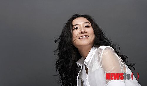 【울산=뉴시스】고은희 기자 = 울주문화예술회관(관장 황지애)은 울주군이 주최하고 울주문화예술회관이 주관하는 '2012 울주오디세이'를 10월 13일 정오부터 울주군 간월재 억새평원에서 '영남알프스, 평화로 물들다'를 주제로 펼친다고 24일 밝혔다. 이번 공연에 출연하는 재즈 보컬리스트 '말로'씨 사진이다. (사진=울주문예회관 제공)&nbsp; photo@newsis.com