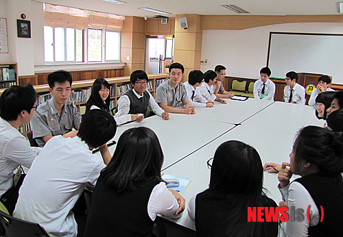 【영동=뉴시스】김기준 기자 = 육군종합행정학교 교관이자 공부의 신들인 서울대 출신 현경훈(26)·이건희(28) 대위와 이준영(28) 중위가 학교 인근 시골 학생들에게 '공부 잘하는 법'과 '진학지도'를 해주고 있어 화제다. 사진은 지난 21일 충북 영동군 황간고에서 학생들에게 자신만의 '공부노하우'를 설명해주고 있다. (사진=육군종합행정학교 제공)&nbsp; photo@newsis.com