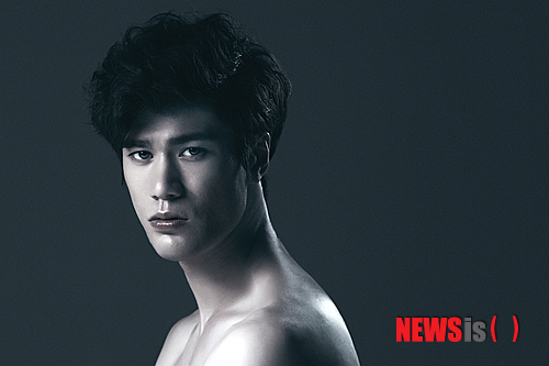 【서울=뉴시스】이재훈 기자 = MBC TV '스타오디션-위대한 탄생2'의 톱12 샘 카터(25)가 보컬그룹 '루나플라이(LUNAFLY)' 멤버로 데뷔한다.&nbsp; 24일 매니지먼트사 내가네트워크에 따르면, 카터가 속한 루나플라이는 27일 데뷔 디지털 싱글을 발표한다.&nbsp; 내가네트워크는 "루나플라이의 의상과 소품 등 스타일링 비용만 약 1억5000만원 가량이 들었다"고 알렸다.&nbsp;&nbsp; 앞서 루나플라이는 지난 6일 아이튠스에 영어곡 '슈퍼 히어로'를 공개하며 데뷔 초읽기에 들어갔다.&nbsp; 카터는 '위대한탄생2'의 멘토인 윤일상(38)이 이끄는 내가네트워크와 지난 3월 전속계약을 맺었다.&nbsp; realpaper7@newsis.com 