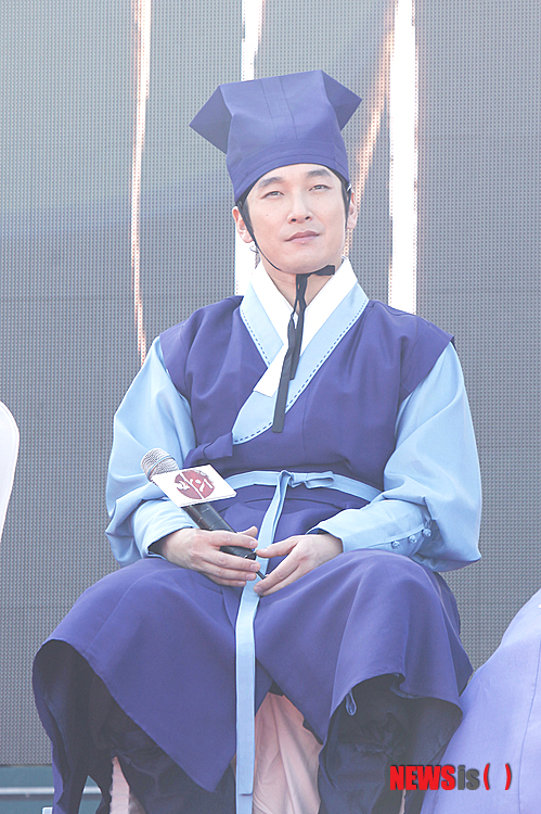 【용인=뉴시스】이예슬 기자 = 뮤지컬배우 혹은 영화배우로 불리던 조승우(32)가 데뷔 13년 만에 '탤런트'라는 타이틀을 갖게 됐다. 10월1일 첫 방송하는 MBC TV 월화드라마 '마의'에서 주인공 '백광현' 역을 맡았다.&nbsp; 24일 오후 경기 용인 MBC드라미아에서 열린 제작발표회에서 조승우는 "그동안 바쁘고 잠 못자고 밥도 못 먹는다는 등의 여러 소문 때문에 드라마에는 선뜻 용기가 나지 않았다"면서 "찍는 몇 개월 동안 인격이 바뀔 수도 있다는 얘기를 들어서 영화와 뮤지컬 무대만 병행해 왔다"고 운을 뗐다.&nbsp; 이어 "'허준' 팬이어서 본방사수를 했었다. 작품을 감명 깊게 봐서 나중에 언젠가 드라마를 한다면 이병훈 감독님의 작품에 출연하고 싶다는 생각이 드라마에 출연한 첫 번째 이유"라고 밝혔다.&nbsp; "자주 가는 단골 식당 아주머니들, 뮤지컬 공연 때 와 준 팬들이 '영화만 하지 말고 TV에도 좀 나와달라', '공연을 많이 보고 싶지만 비싸서 자주 볼 수 없다'고 하더라. 이 말을 들으니 힘들다고 해서 몸을 사릴 수만은 없다고 생각해 결정했다"고 털어놓기도 했다.&nbsp; 홍보도 잊지 않았다. "이병훈 감독의 작품, 동물과 인간이 교감하는 인간애 가득한 작품, 50부작 동안 긴장의 끈을 놓을 수 없는 작품이다. 아이들이든 가장이든 일찍 귀가하게 만들 드라마"라고 알렸다.&nbsp; '마의'는 천민의 신분으로 말을 고치는 마의(馬醫)에서 출발해 동물의사로 명성을 얻은 후 어의(御醫) 자리에까지 오른 실존인물 백광현(1625~1697)을 조명한다.&nbsp;&nbsp; ashley85@newsis.com