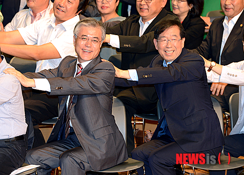 【서울=뉴시스】조성봉 기자 = 26일 오전 서울 중구 서울시청 신청사에서 열린 골목상권 보호 정책 간담회에 박원순 서울시장이 민주통합당 문재인 대통령 후보에게 안마를 해주고 있다.&nbsp; suncho21@newsis.com 