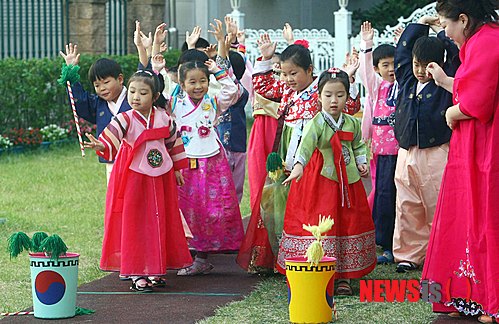 【부산=뉴시스】 하경민 기자 = 추석을 나흘 앞둔 26일 오전 부산 사상구 경남정보대 부속유치원에서 어린이들이 한복을 곱게 차려입고 투호놀이를 즐기고 있다. 이 유치원은 27일까지 원생 220명이 참가한 가운데 비석치기, 제기차기, 딱지치기, 널뛰기, 투호, 그네 등을 체험하는 전통놀이 한마당을 연다. yulnetphoto@newsis.com