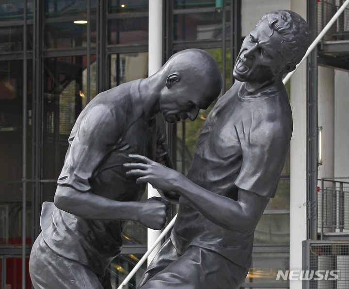 [파리=AP/뉴시스]지단의 박치기 동상. 2012.09.26.