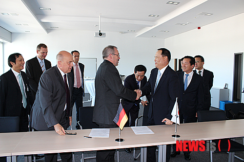 【창원=뉴시스】김해연 기자 = 현대위아(대표이사 배인규·경남 창원)는 세계 기어연삭기 시장 TOP3 업체인 독일의 LIEBHERR(리베르)사와 기술제휴에 관한 양해각서(MOU)를 체결하고 기어연삭기 국산화에 돌입했다고 27일 밝혔다. 현대위아 배인규 대표이사(앞줄 맨 오른쪽)와 독일 리베르사 알로이스 문트 사장이 양해각서에 서명한 후 악수하고 있다.(사진=현대위아 제공)&nbsp;&nbsp; photo@newsis.com