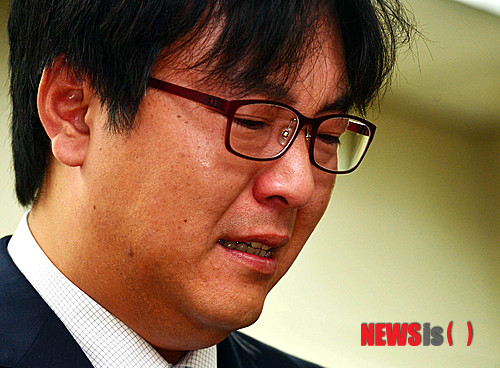 【서울=뉴시스】박문호 기자 = 27일 오전 서울 중구 충무로 극동빌딩에서 신광수 웅진홀딩스 대표이사가 기자들에게 극동건설과 웅진홀딩스의 법정관리 신청에 대한 입장을 말하고 있다. 웅진홀딩스는 전일 오후 5시께 법정관리 신청과 동시에 기존 대표이사를 신광수·이시봉에서 윤석금·신광수로 변경했다. go2@newsis.com