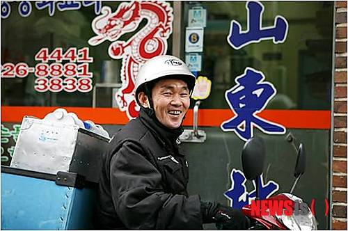 【서울=뉴시스】박영주 기자 = '철가방 기부천사' 김우수의 삶을 다룬 영화 ‘철가방 우수씨’(감독 윤학렬)가 11월에 개봉한다.&nbsp; gogogirl@newsis.com