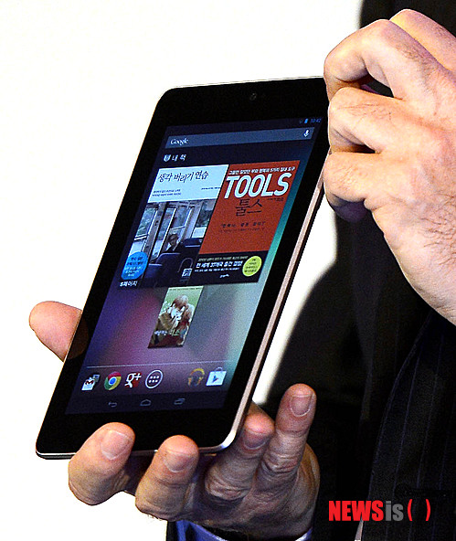 【서울=뉴시스】서재훈 기자 = 27일 오전 서울 삼성동 그랜드인터컨티넨탈 호텔에서 에릭 슈미트 구글 회장이 첫 태블릿 PC인 '넥서스 7'을 선보이는 안드로이드 기자간담회를 개최, 제품을 선보이고 있다.&nbsp; jhseo@newsis.com