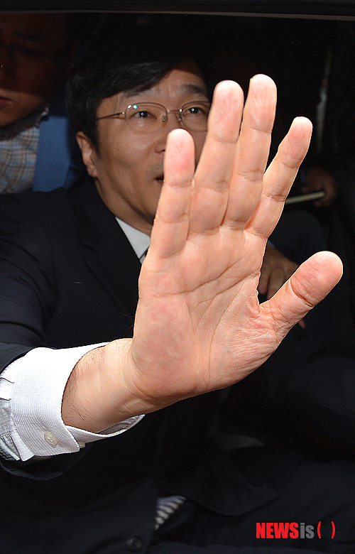 【서울=뉴시스】조종원 기자 = 2010년 교육감 선거에서 후보를 매수한 혐의로 재판에 넘겨진 곽노현 서울시교육감의 실형이 확정된 27일 오후 곽 교육감이 서울시교육청을 떠나기 위해 차량으로 오르고 있다. choswat@newsis.com