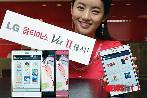 【서울=뉴시스】= LG전자가 '옵티머스 Vu:(뷰) 2'를 28일부터 이통3사를 통해 순차 출시한다. 5인치대 스마트폰으로는 세계 최초로 4:3 화면비를 적용한 '옵티머스 뷰'의 후속작으로 사용자 경험(UX)이 대폭 강화됐다.&nbsp; 옵티머스 뷰2도 전작과 동일하게 5인치 대화면과 4:3 화면비를 유지했다. 오히려 베젤이 줄어들어 제품 전체의 세로, 가로 길이가 각각 7㎜, 5㎜ 줄었다. (사진 = LG전자 제공) photo@newsis.com 
