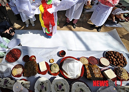 【서울=뉴시스】김정환 기자 = 전통 한양 궁안굿의 진수가 펼쳐진다.&nbsp; 김옥춘 전통한양궁안굿보존회 회장이 단기 4345년 개천절을 맞이해 3일 오전 9시부터 오후 2시까지 서울 탑골공원에서 다양한 굿을 선보인다.&nbsp; ace@newsis.com 