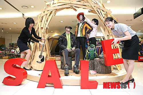 【서울=뉴시스】각 백화점들이 3일부터 가을정기세일에 돌입하는 가운데 용산 아이파크백화점에서 직원들이 세일 준비에 나서고 있다(사진제공=아이파크백화점).