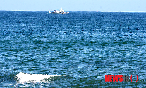 【강릉=뉴시스】김경목 기자 = 2일 오전 강원 강릉시 경포바다에 북한 잠수정으로 추정되는 미확인물체가 목격됐다는 민간인 신고가 들어와 해양경찰이 수색하고 있다.&nbsp; photo31@newsis.com