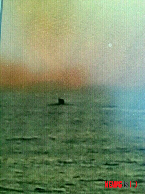 【강릉=뉴시스】김경목 기자 = 2일 오전 6시20분께 강원 강릉시 경포 앞바다에서 북한 잠수정으로 추정되는 미확인물체가 목격됐다는 민간인 신고가 경찰에 접수됐으나 군 당국이 우리 어선을 잘 못 본 것으로 결론지으면서 해프닝 사건으로 끝이 난 가운데 신고자가 스마트폰으로 촬영한 미확인물체가 공개됐다. (사진=CBS 노컷뉴스 제공) photo31@newsis.com