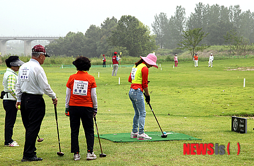 【충주=뉴시스】이병찬 기자 = 충북 충주시가 4대강 사업으로 조성된 남한강 수변 공원을 '오감만족' 문화공간으로 만들어가고 있다. 사진은 지난달 1일 목행동 남한강변 파크골프장에서 열린 전국 파크골프 한마당 축제.(사진=충주시 제공)&nbsp; photo@newsis.com