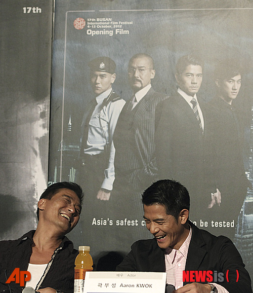 【부산=뉴시스】김정환 기자 = 한때 한국남녀들을 설레게 했던 홍콩의 미남배우 량자후이(54·梁家輝)와 궈푸청(47·郭富城)이 꽃중년의 모습으로 나타났다. 자신들이 주연한 ‘콜드 워’(Cold War)가 4일 개막한 제17회 부산국제영화제(BIFF)의 개막작으로 선정됐기 때문이다. 이들은 부산 영화의전당 중극장에서 ‘콜드 워’ 언론시사회 뒤 열린 기자회견에 이 작품으로 상업영화 연출 데뷔한 렁록만·서니 럭 감독과 함께 자리했다. 량자후이는 “홍콩 영화가 부산국제영화제의 개막작으로 선정된 것은 처음이라고 안다”며 “홍콩 영화배우로서 자랑스럽다. 레드카펫에 참여할 수 있는 것도 굉장히 영광스럽다”고 반겼다. 궈푸청은 “6년 전 ‘아버지와 아들’로 부산영화제를 찾고 오랜만에 다시 찾게 된 것도 기쁜데 우리 영화가 개막작으로 선정되고, 홍콩을 대표해 참석하게 돼 자랑스럽다”며 “영광스럽고 감사하게 생각한다”고 말했다. 량자후이는 파격적인 성애 묘사로 센세이션을 일으킨 프랑스 영화 ‘연인’(감독 장 자크 아노)으로 주목 받았으며 ‘신용문객잔’(1992), ‘동사서독’(1994), ‘영웅본색3’, ‘8인: 최후의 결사단’(2010), ‘적인걸: 측천무후의 비밀’(201)등에서 주연했다. 궈푸청은 ‘천장지구2’(1992), ‘친니친니’(1997), ‘풍운’(1997), ‘서유기’(2012) 등의 주연이다. 류더화(51·劉德華), 리밍(46·黎明), 장쉐유(51·張學友)와 더불어 ‘홍콩 4대 천왕’으로 일컬어졌다. ‘콜드 워’는 홍콩에서 발생한 경찰관 5명 피랍사건을 계기로 범죄와 전쟁을 치르는 경찰조직 내부의 이야기다. 사건 해결을 책임진 경찰 부처장 ‘라우’(량자후이)와 ‘리’(궈푸청)는 외부의 큰 적과 싸움에 앞서 내부에서 서로 대립하고 갈등한다. 그 사이 사건은 오리무중에 빠진다. 액션, 스릴러, 범죄물 등으로 여기기 쉬우나 한편으로는 권선징악이나 선악의 대립이라는 단순 구도보다 자기 과신, 공명심, 권력욕 등 인간 내면의 본연적 욕망과 양심과의 대결, 외부와의 싸움에 내부의 갈등이 어떠한 영향을 미치는지 등에 관해서도 고찰한다. 4일 오후 7시 영화의전당 야외극장, 5일 오후 7시30분 영화의전당 하늘연 극장, 8일 오전 10시와 11일 오후 7시 메가박스 해운대 M관에서 상영된다. 부산국제영화제는 13일까지 해운대와 남포동 등지에서 계속된다. ace@newsis.com
