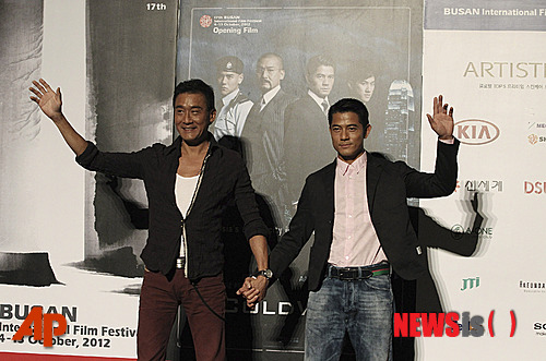 【부산=뉴시스】김정환 기자 = 한때 한국남녀들을 설레게 했던 홍콩의 미남배우 량자후이(54·梁家輝)와 궈푸청(47·郭富城)이 꽃중년의 모습으로 나타났다. 자신들이 주연한 ‘콜드 워’(Cold War)가 4일 개막한 제17회 부산국제영화제(BIFF)의 개막작으로 선정됐기 때문이다. 이들은 부산 영화의전당 중극장에서 ‘콜드 워’ 언론시사회 뒤 열린 기자회견에 이 작품으로 상업영화 연출 데뷔한 렁록만·서니 럭 감독과 함께 자리했다. 량자후이는 “홍콩 영화가 부산국제영화제의 개막작으로 선정된 것은 처음이라고 안다”며 “홍콩 영화배우로서 자랑스럽다. 레드카펫에 참여할 수 있는 것도 굉장히 영광스럽다”고 반겼다. 궈푸청은 “6년 전 ‘아버지와 아들’로 부산영화제를 찾고 오랜만에 다시 찾게 된 것도 기쁜데 우리 영화가 개막작으로 선정되고, 홍콩을 대표해 참석하게 돼 자랑스럽다”며 “영광스럽고 감사하게 생각한다”고 말했다. 량자후이는 파격적인 성애 묘사로 센세이션을 일으킨 프랑스 영화 ‘연인’(감독 장 자크 아노)으로 주목 받았으며 ‘신용문객잔’(1992), ‘동사서독’(1994), ‘영웅본색3’, ‘8인: 최후의 결사단’(2010), ‘적인걸: 측천무후의 비밀’(201)등에서 주연했다. 궈푸청은 ‘천장지구2’(1992), ‘친니친니’(1997), ‘풍운’(1997), ‘서유기’(2012) 등의 주연이다. 류더화(51·劉德華), 리밍(46·黎明), 장쉐유(51·張學友)와 더불어 ‘홍콩 4대 천왕’으로 일컬어졌다. ‘콜드 워’는 홍콩에서 발생한 경찰관 5명 피랍사건을 계기로 범죄와 전쟁을 치르는 경찰조직 내부의 이야기다. 사건 해결을 책임진 경찰 부처장 ‘라우’(량자후이)와 ‘리’(궈푸청)는 외부의 큰 적과 싸움에 앞서 내부에서 서로 대립하고 갈등한다. 그 사이 사건은 오리무중에 빠진다. 액션, 스릴러, 범죄물 등으로 여기기 쉬우나 한편으로는 권선징악이나 선악의 대립이라는 단순 구도보다 자기 과신, 공명심, 권력욕 등 인간 내면의 본연적 욕망과 양심과의 대결, 외부와의 싸움에 내부의 갈등이 어떠한 영향을 미치는지 등에 관해서도 고찰한다. 4일 오후 7시 영화의전당 야외극장, 5일 오후 7시30분 영화의전당 하늘연 극장, 8일 오전 10시와 11일 오후 7시 메가박스 해운대 M관에서 상영된다. 부산국제영화제는 13일까지 해운대와 남포동 등지에서 계속된다. ace@newsis.com