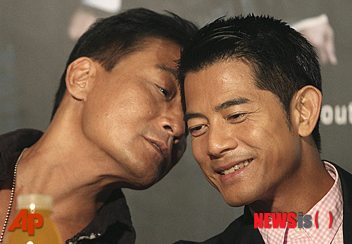 【부산=뉴시스】김정환 기자 = 한때 한국남녀들을 설레게 했던 홍콩의 미남배우 량자후이(54·梁家輝)와 궈푸청(47·郭富城)이 꽃중년의 모습으로 나타났다. 자신들이 주연한 ‘콜드 워’(Cold War)가 4일 개막한 제17회 부산국제영화제(BIFF)의 개막작으로 선정됐기 때문이다. 이들은 부산 영화의전당 중극장에서 ‘콜드 워’ 언론시사회 뒤 열린 기자회견에 이 작품으로 상업영화 연출 데뷔한 렁록만·서니 럭 감독과 함께 자리했다. 량자후이는 “홍콩 영화가 부산국제영화제의 개막작으로 선정된 것은 처음이라고 안다”며 “홍콩 영화배우로서 자랑스럽다. 레드카펫에 참여할 수 있는 것도 굉장히 영광스럽다”고 반겼다. 궈푸청은 “6년 전 ‘아버지와 아들’로 부산영화제를 찾고 오랜만에 다시 찾게 된 것도 기쁜데 우리 영화가 개막작으로 선정되고, 홍콩을 대표해 참석하게 돼 자랑스럽다”며 “영광스럽고 감사하게 생각한다”고 말했다. 량자후이는 파격적인 성애 묘사로 센세이션을 일으킨 프랑스 영화 ‘연인’(감독 장 자크 아노)으로 주목 받았으며 ‘신용문객잔’(1992), ‘동사서독’(1994), ‘영웅본색3’, ‘8인: 최후의 결사단’(2010), ‘적인걸: 측천무후의 비밀’(201)등에서 주연했다. 궈푸청은 ‘천장지구2’(1992), ‘친니친니’(1997), ‘풍운’(1997), ‘서유기’(2012) 등의 주연이다. 류더화(51·劉德華), 리밍(46·黎明), 장쉐유(51·張學友)와 더불어 ‘홍콩 4대 천왕’으로 일컬어졌다. ‘콜드 워’는 홍콩에서 발생한 경찰관 5명 피랍사건을 계기로 범죄와 전쟁을 치르는 경찰조직 내부의 이야기다. 사건 해결을 책임진 경찰 부처장 ‘라우’(량자후이)와 ‘리’(궈푸청)는 외부의 큰 적과 싸움에 앞서 내부에서 서로 대립하고 갈등한다. 그 사이 사건은 오리무중에 빠진다. 액션, 스릴러, 범죄물 등으로 여기기 쉬우나 한편으로는 권선징악이나 선악의 대립이라는 단순 구도보다 자기 과신, 공명심, 권력욕 등 인간 내면의 본연적 욕망과 양심과의 대결, 외부와의 싸움에 내부의 갈등이 어떠한 영향을 미치는지 등에 관해서도 고찰한다. 4일 오후 7시 영화의전당 야외극장, 5일 오후 7시30분 영화의전당 하늘연 극장, 8일 오전 10시와 11일 오후 7시 메가박스 해운대 M관에서 상영된다. 부산국제영화제는 13일까지 해운대와 남포동 등지에서 계속된다. ace@newsis.com