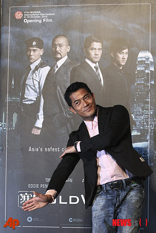 【부산=뉴시스】김정환 기자 = 한때 한국남녀들을 설레게 했던 홍콩의 미남배우 량자후이(54·梁家輝)와 궈푸청(47·郭富城)이 꽃중년의 모습으로 나타났다. 자신들이 주연한 ‘콜드 워’(Cold War)가 4일 개막한 제17회 부산국제영화제(BIFF)의 개막작으로 선정됐기 때문이다. 이들은 부산 영화의전당 중극장에서 ‘콜드 워’ 언론시사회 뒤 열린 기자회견에 이 작품으로 상업영화 연출 데뷔한 렁록만·서니 럭 감독과 함께 자리했다. 량자후이는 “홍콩 영화가 부산국제영화제의 개막작으로 선정된 것은 처음이라고 안다”며 “홍콩 영화배우로서 자랑스럽다. 레드카펫에 참여할 수 있는 것도 굉장히 영광스럽다”고 반겼다. 궈푸청은 “6년 전 ‘아버지와 아들’로 부산영화제를 찾고 오랜만에 다시 찾게 된 것도 기쁜데 우리 영화가 개막작으로 선정되고, 홍콩을 대표해 참석하게 돼 자랑스럽다”며 “영광스럽고 감사하게 생각한다”고 말했다. 량자후이는 파격적인 성애 묘사로 센세이션을 일으킨 프랑스 영화 ‘연인’(감독 장 자크 아노)으로 주목 받았으며 ‘신용문객잔’(1992), ‘동사서독’(1994), ‘영웅본색3’, ‘8인: 최후의 결사단’(2010), ‘적인걸: 측천무후의 비밀’(201)등에서 주연했다. 궈푸청은 ‘천장지구2’(1992), ‘친니친니’(1997), ‘풍운’(1997), ‘서유기’(2012) 등의 주연이다. 류더화(51·劉德華), 리밍(46·黎明), 장쉐유(51·張學友)와 더불어 ‘홍콩 4대 천왕’으로 일컬어졌다. ‘콜드 워’는 홍콩에서 발생한 경찰관 5명 피랍사건을 계기로 범죄와 전쟁을 치르는 경찰조직 내부의 이야기다. 사건 해결을 책임진 경찰 부처장 ‘라우’(량자후이)와 ‘리’(궈푸청)는 외부의 큰 적과 싸움에 앞서 내부에서 서로 대립하고 갈등한다. 그 사이 사건은 오리무중에 빠진다. 액션, 스릴러, 범죄물 등으로 여기기 쉬우나 한편으로는 권선징악이나 선악의 대립이라는 단순 구도보다 자기 과신, 공명심, 권력욕 등 인간 내면의 본연적 욕망과 양심과의 대결, 외부와의 싸움에 내부의 갈등이 어떠한 영향을 미치는지 등에 관해서도 고찰한다. 4일 오후 7시 영화의전당 야외극장, 5일 오후 7시30분 영화의전당 하늘연 극장, 8일 오전 10시와 11일 오후 7시 메가박스 해운대 M관에서 상영된다. 부산국제영화제는 13일까지 해운대와 남포동 등지에서 계속된다. ace@newsis.com