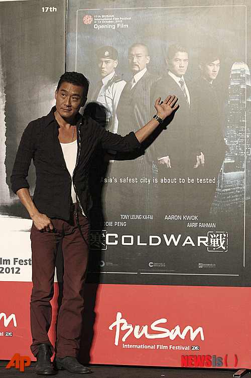 【부산=뉴시스】김정환 기자 = 한때 한국남녀들을 설레게 했던 홍콩의 미남배우 량자후이(54·梁家輝)와 궈푸청(47·郭富城)이 꽃중년의 모습으로 나타났다. 자신들이 주연한 ‘콜드 워’(Cold War)가 4일 개막한 제17회 부산국제영화제(BIFF)의 개막작으로 선정됐기 때문이다. 이들은 부산 영화의전당 중극장에서 ‘콜드 워’ 언론시사회 뒤 열린 기자회견에 이 작품으로 상업영화 연출 데뷔한 렁록만·서니 럭 감독과 함께 자리했다. 량자후이는 “홍콩 영화가 부산국제영화제의 개막작으로 선정된 것은 처음이라고 안다”며 “홍콩 영화배우로서 자랑스럽다. 레드카펫에 참여할 수 있는 것도 굉장히 영광스럽다”고 반겼다. 궈푸청은 “6년 전 ‘아버지와 아들’로 부산영화제를 찾고 오랜만에 다시 찾게 된 것도 기쁜데 우리 영화가 개막작으로 선정되고, 홍콩을 대표해 참석하게 돼 자랑스럽다”며 “영광스럽고 감사하게 생각한다”고 말했다. 량자후이는 파격적인 성애 묘사로 센세이션을 일으킨 프랑스 영화 ‘연인’(감독 장 자크 아노)으로 주목 받았으며 ‘신용문객잔’(1992), ‘동사서독’(1994), ‘영웅본색3’, ‘8인: 최후의 결사단’(2010), ‘적인걸: 측천무후의 비밀’(201)등에서 주연했다. 궈푸청은 ‘천장지구2’(1992), ‘친니친니’(1997), ‘풍운’(1997), ‘서유기’(2012) 등의 주연이다. 류더화(51·劉德華), 리밍(46·黎明), 장쉐유(51·張學友)와 더불어 ‘홍콩 4대 천왕’으로 일컬어졌다. ‘콜드 워’는 홍콩에서 발생한 경찰관 5명 피랍사건을 계기로 범죄와 전쟁을 치르는 경찰조직 내부의 이야기다. 사건 해결을 책임진 경찰 부처장 ‘라우’(량자후이)와 ‘리’(궈푸청)는 외부의 큰 적과 싸움에 앞서 내부에서 서로 대립하고 갈등한다. 그 사이 사건은 오리무중에 빠진다. 액션, 스릴러, 범죄물 등으로 여기기 쉬우나 한편으로는 권선징악이나 선악의 대립이라는 단순 구도보다 자기 과신, 공명심, 권력욕 등 인간 내면의 본연적 욕망과 양심과의 대결, 외부와의 싸움에 내부의 갈등이 어떠한 영향을 미치는지 등에 관해서도 고찰한다. 4일 오후 7시 영화의전당 야외극장, 5일 오후 7시30분 영화의전당 하늘연 극장, 8일 오전 10시와 11일 오후 7시 메가박스 해운대 M관에서 상영된다. 부산국제영화제는 13일까지 해운대와 남포동 등지에서 계속된다. ace@newsis.com