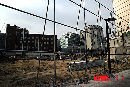 【서울=뉴시스】유상우 기자 = 서울시내 문화유적지 인근에서 대기업이 호텔을 짓는 바람에 문화재가 훼손되고 있다는 지적이 나왔다.&nbsp; 국회 문화체육관광방송통신위원회 김윤덕(민주통합당) 의원은 4일 "최근 대기업들이 서울 시내에 진행 또는 추진예정인 대형 호텔 터는 문화유적지가 많은 곳"이라며 "재벌 특혜 논란 속에 문화재청의 문화재 보존 정책 의지가 미약한 것"이라고 지적했다.&nbsp; 특히 보물 제1호인 흥인지문 앞 JW메리어트호텔 신축공사 현장에서 발생하는 소음과 진동으로 문화재 훼손이 우려된다고 밝혔다. "동대문은 2006년에도 안전성 우려가 제기됐고, 불균형 지반 침하현상이 나타나면 무너질 수 있다"며 "바로 옆에 10층짜리 호텔을 짓는 것은 문화재의 특성이나 훼손에 대해 사전에 고려하지 않은 것"이라고 주장했다.&nbsp; 삼성화재가 종로구 관훈동에 추진 중인 호텔건립 예정지도 문제 삼았다. 기존의 건물 철거작업 중 문화재가 발굴돼 공사가 잠정 중단된 바 있는 대표 문화유적지 근처라는 것이다.&nbsp; 창의궁 터에 들어설 비영리단체 '아름지기재단' 사옥의 신축건립도 지적됐다. 대기업 부인들의 사교모임으로 문화재 보호와 지킴이를 자처하는 이 재단에는 삼성가를 중심으로 한진그룹, 남양유업 회장 부인들이 이사진으로 참여하고 있다.&nbsp; 김 의원은 "주변지역은 조금만 파 내려가도 유물과 유구가 나온다는 이유로 그동안 지하층 건축허가가 나지 않았다"며 "그런데도 허가했다면 부실심의와 특혜가 의심된다"고 밝혔다.&nbsp; swryu@newsis.com