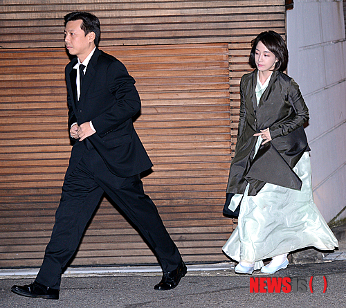 【서울=뉴시스】김인철 기자 = 정대선 현대비에스앤씨 대표이사와 노현정 전 KBS 아나운서가 故 이정화 여사의 3주기 제사 참석을 위해 4일 오후 서울 한남동 정의선 현대차 부회장 자택으로 들어서고 있다.&nbsp; yatoya@newsis.com