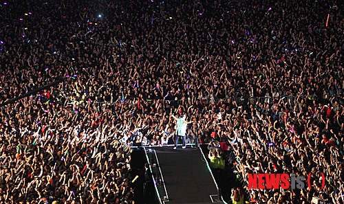 【서울=뉴시스】박상훈 기자 = 국제가수 싸이가 4일 밤 서울광장에서 시민들을 위한 무료공연을 열고 열정적인 무대를 선보이고 있다.&nbsp; hyalinee@newsis.com