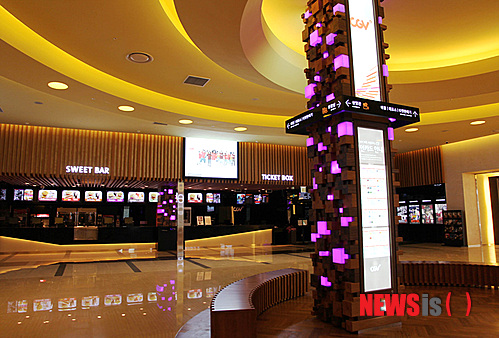 【서울=뉴시스】박영주 기자 = 인천 지역 첫번째 복합쇼핑몰인 ‘스퀘어1’ 4층에 CGV인천연수가 5일 개관했다.&nbsp; 6개관 1107석 규모이며 인천 지하철 1호선 동춘역에서 50m 거리에 있다.&nbsp; 오픈을 기념, 주말에 영화를 관람하는 4인이상 가족에게 28일까지 CGV콤보를 선물한다.(CJ ONE 가입자 대상)&nbsp; gogogirl@newsis.com